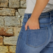 Gluteos de una mujer con pantalones vaquero