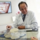 Doctor Javier Mato Ansorena en mesa de consulta con prótesis mamarias