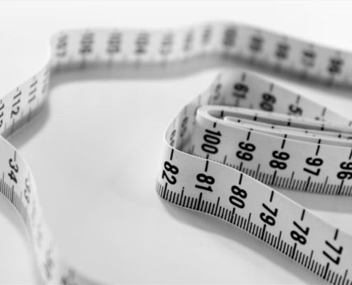 Cinta métrica como la que se usa para medir el contorno abdominal antes de liposucción