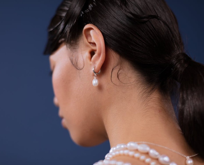 Perfil de una mujer a la que se le ve la oreja bonita gracias a otoplastia