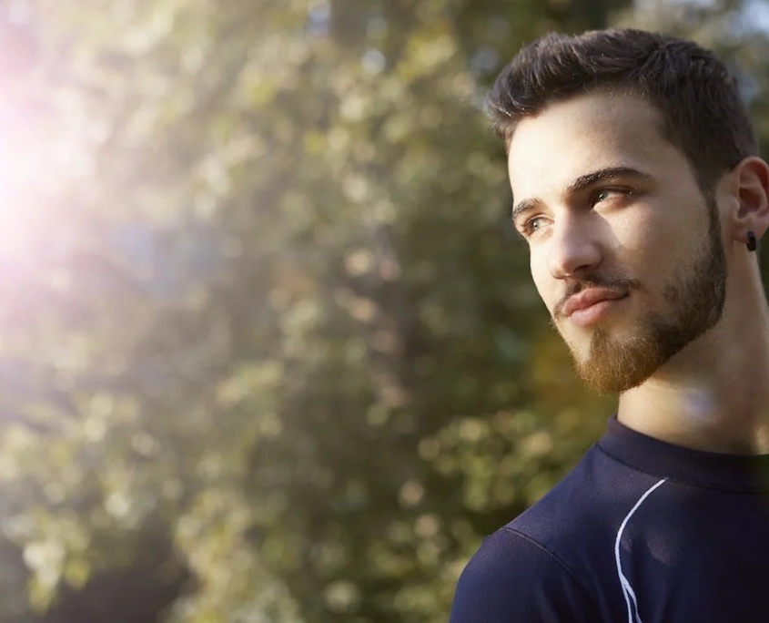 Hombre de perfil que se ha hecho otoplastia